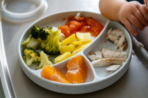 ozszerzanie diety niemowlaka to proces, w którym dziecko stopniowo poznaje nowe pokarmy, zaczynając od małych ilości i powoli zwiększając różnorodność produktów. W trakcie tego procesu istotne jest, aby pokarmy były odpowiednie do wieku i bezpieczne dla niemowlęcia